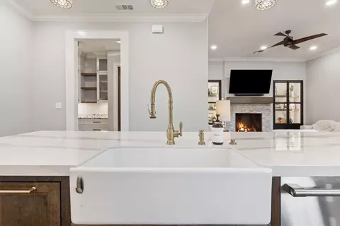 Kitchen - 2011 Pebble Brook Cir, Mcgregor, TX 76657 photo 4 of 5