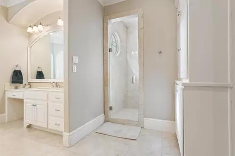Bath - 2011 Pebble Brook Cir, Mcgregor, TX 76657 photo 5 of 12