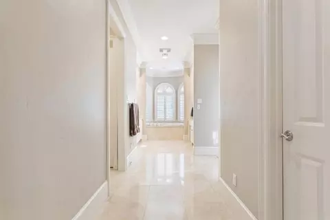 Entry Way - 2011 Pebble Brook Cir, Mcgregor, TX 76657 photo 2 of 3