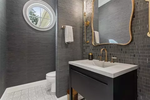 Bath - 2011 Pebble Brook Cir, Mcgregor, TX 76657 photo 1 of 12