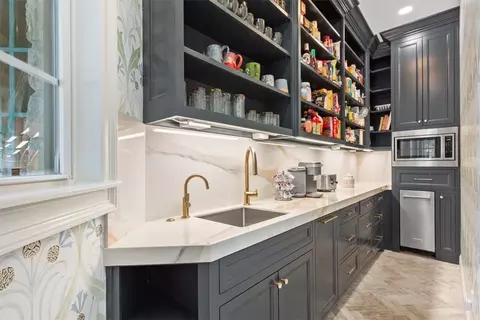 Kitchen - 2011 Pebble Brook Cir, Mcgregor, TX 76657 photo 5 of 5