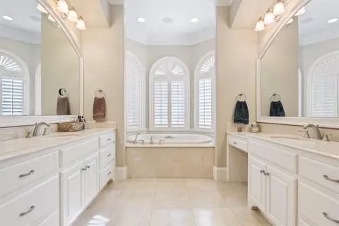 Bath - 2011 Pebble Brook Cir, Mcgregor, TX 76657 photo 2 of 12