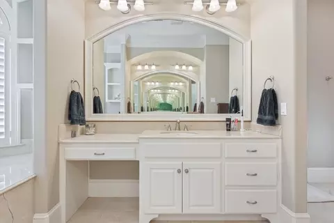Bath - 2011 Pebble Brook Cir, Mcgregor, TX 76657 photo 4 of 12