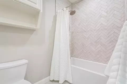 Bath - 2011 Pebble Brook Cir, Mcgregor, TX 76657 photo 9 of 12