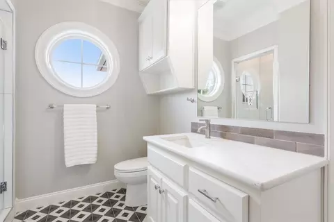 Bath - 2011 Pebble Brook Cir, Mcgregor, TX 76657 photo 11 of 12