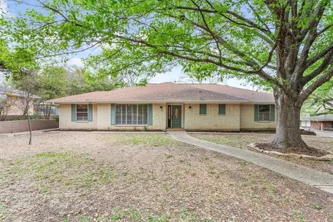 1705 Live Oak Valley Cir, Waco, TX 76710