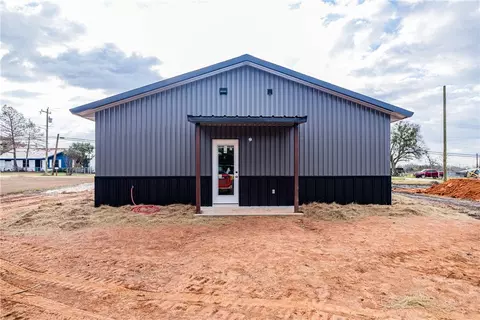 1111 E Navarro Ave, Mart, TX 76664 photo 4