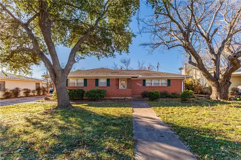 1312 W 3rd St, Mcgregor, TX 76657