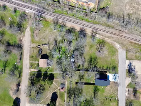 100 Rogers St, Mcgregor, TX 76657 photo 4