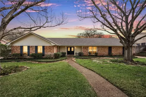 8210 Woodcreek Dr, Woodway, TX 76712