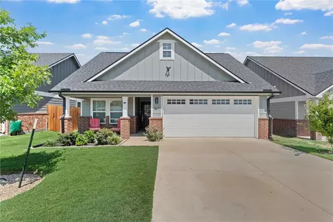 414 Travis Dr, Mcgregor, TX 76657