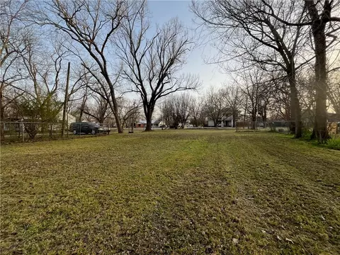 211 E Trinity St, Groesbeck, TX 76642