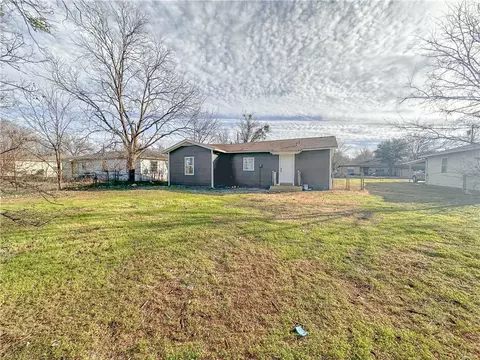 Exterior - 507 E Pine St, West, TX 76691 photo 2 of 3
