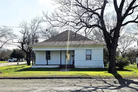 402 W Yeagua St, Groesbeck, TX 76642