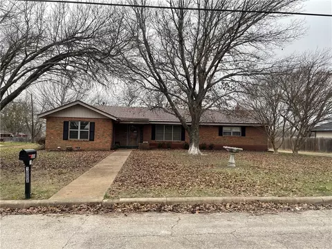 1008 Bosque St N, Meridian, TX 76665