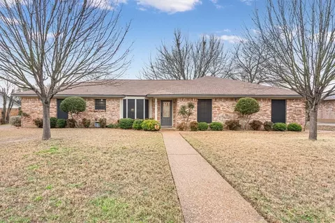 341 Cedarwood Ln, Hewitt, TX 76643
