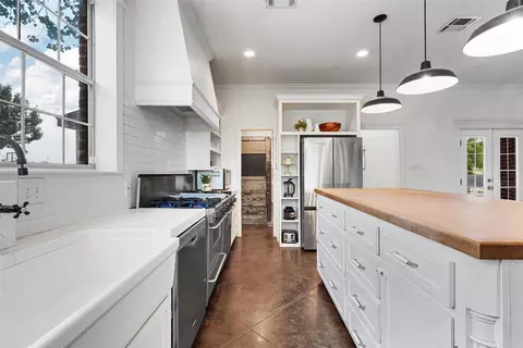 Kitchen - 1240 Estes Rd, Lorena, TX 76655 photo 4 of 5