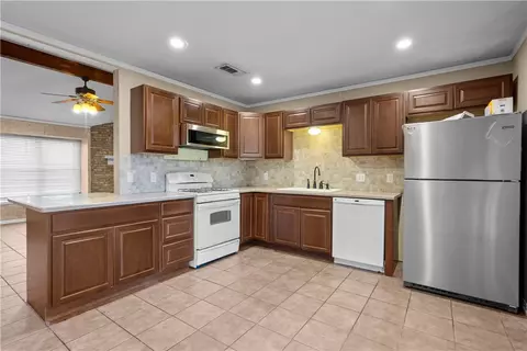 206 W Castro St, Lorena, TX 76655 photo 8