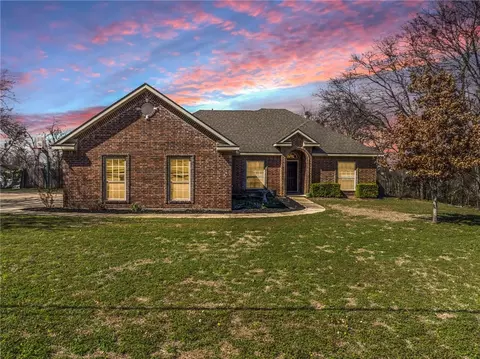 609 N Harrison St, West, TX 76691