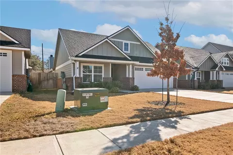 422 Travis Dr, Mcgregor, TX 76657