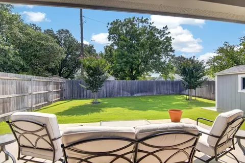 Exterior - 422 Travis Dr, Mcgregor, TX 76657 photo 2 of 5