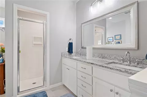 Bath - 422 Travis Dr, Mcgregor, TX 76657 photo 2 of 5
