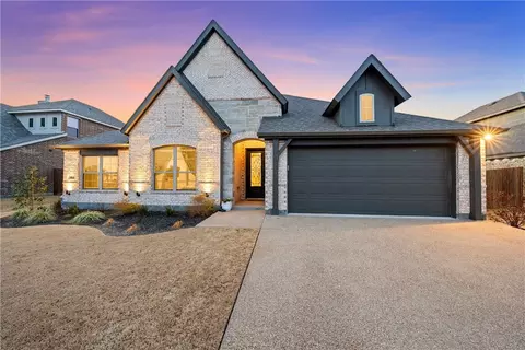 904 Edinburgh Dr, Mcgregor, TX 76657