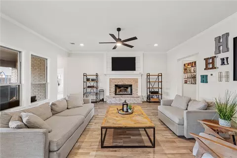 904 Edinburgh Dr, Mcgregor, TX 76657 photo 2