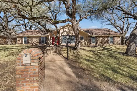 8401 Woodcreek Dr, Woodway, TX 76712