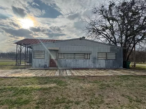 208 E Spruce St, Abbott, TX 76621