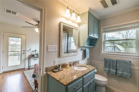 Bath - 4100 Grim Ave, Waco, TX 76710 photo 2 of 3