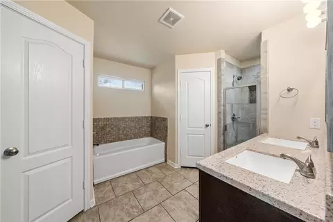 Bath - 618 Powers St, Waco, TX 76705 photo 2 of 4