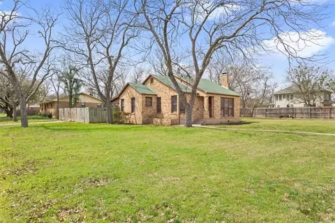 713 S Van Buren St, Mcgregor, TX 76657