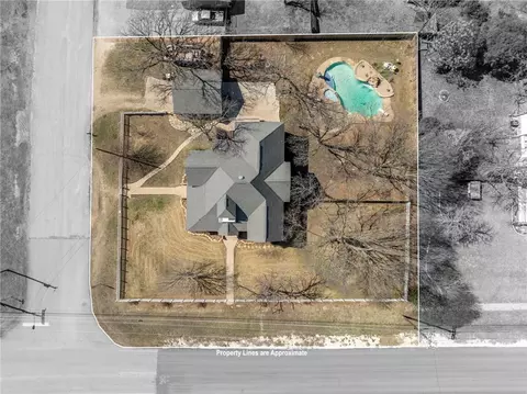 406 S Bordon St, Lorena, TX 76655 photo 2