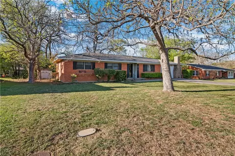 8817 Oakdale Dr, Woodway, TX 76712