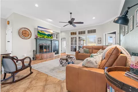 627 Wheatland Dr, Mcgregor, TX 76657