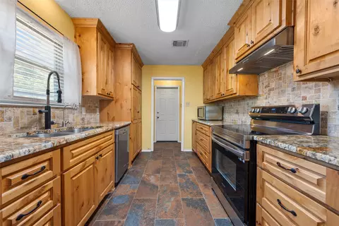 111 Thompson Cir, Lorena, TX 76655 photo 10