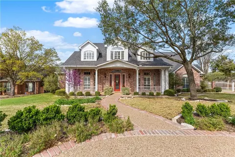 801 Forest Oaks Cir, Woodway, TX 76712