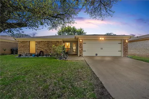 2205 Skylark Dr, Woodway, TX 76712