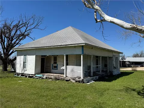 320 N 5th St, Lott, TX 76656