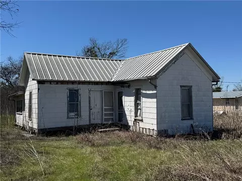405 S 7th St, Lott, TX 76656