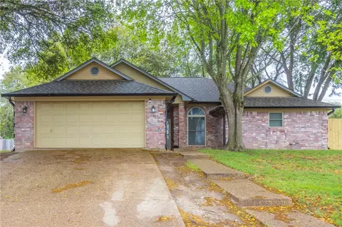 240 Cross Country Dr, Hewitt, TX 76643
