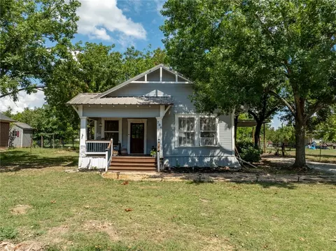706 E Gassaway, Lott, TX 76656
