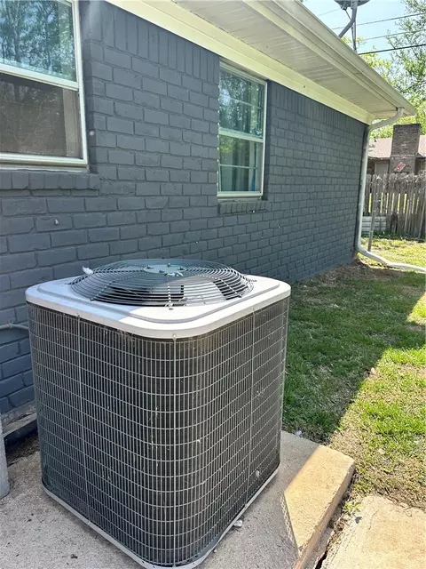 Exterior - 500 Ward Ave E, Robinson, TX 76706 photo 6 of 8