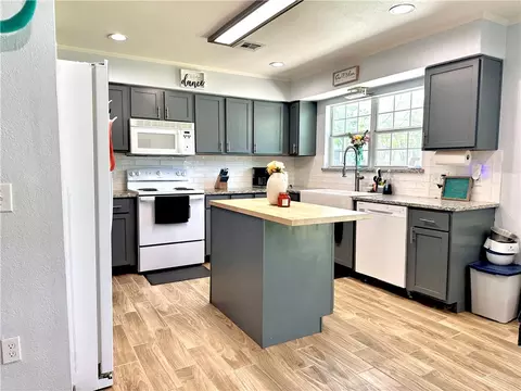 Kitchen - 500 Ward Ave E, Robinson, TX 76706 photo 1 of 3