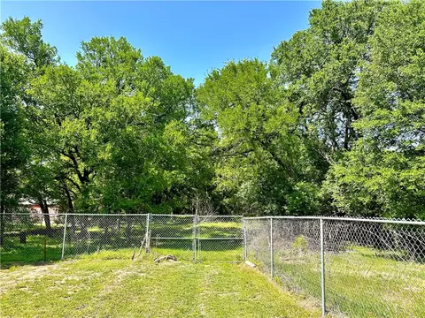 Exterior - 500 Ward Ave E, Robinson, TX 76706 photo 3 of 8