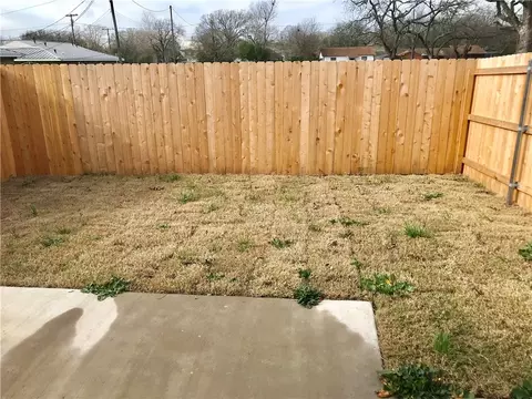 697 Park St, Mcgregor, TX 76657 photo 6