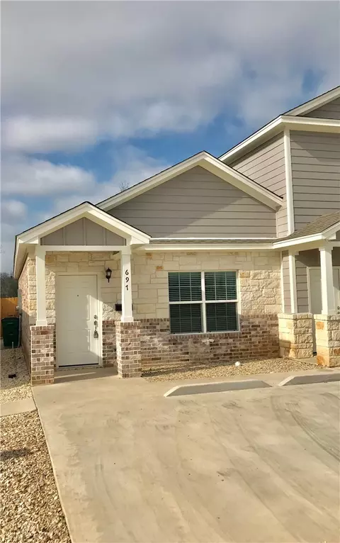 697 Park St, Mcgregor, TX 76657 photo 8