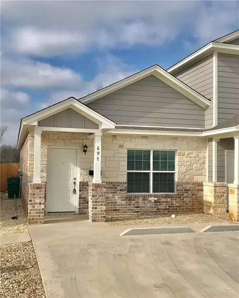 697 Park St, Mcgregor, TX 76657