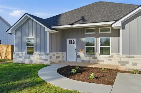 Exterior - 412 E Hunt St, Bremond, TX 76629 photo 2 of 3